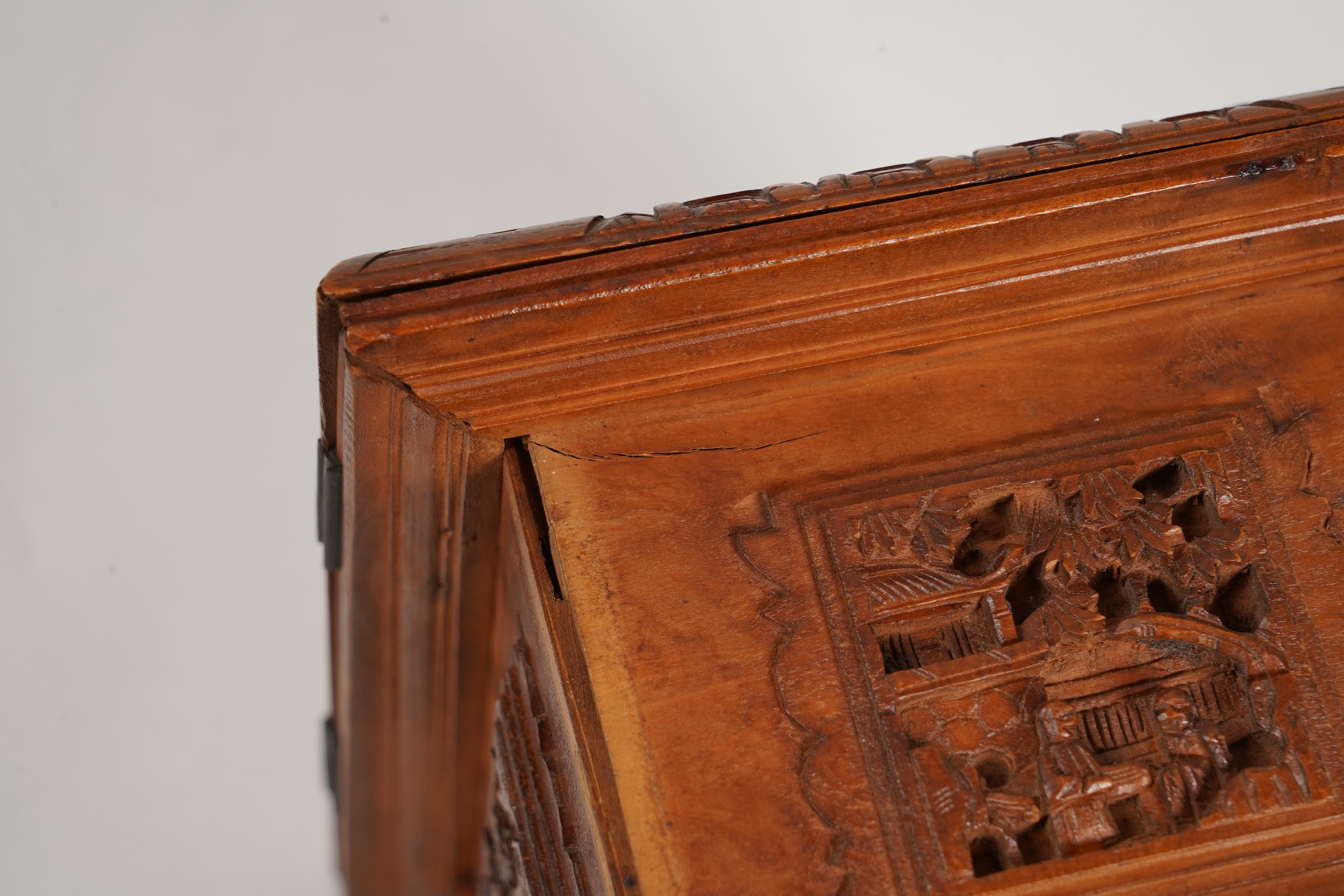 A Chinese sandalwood casket, 19th century